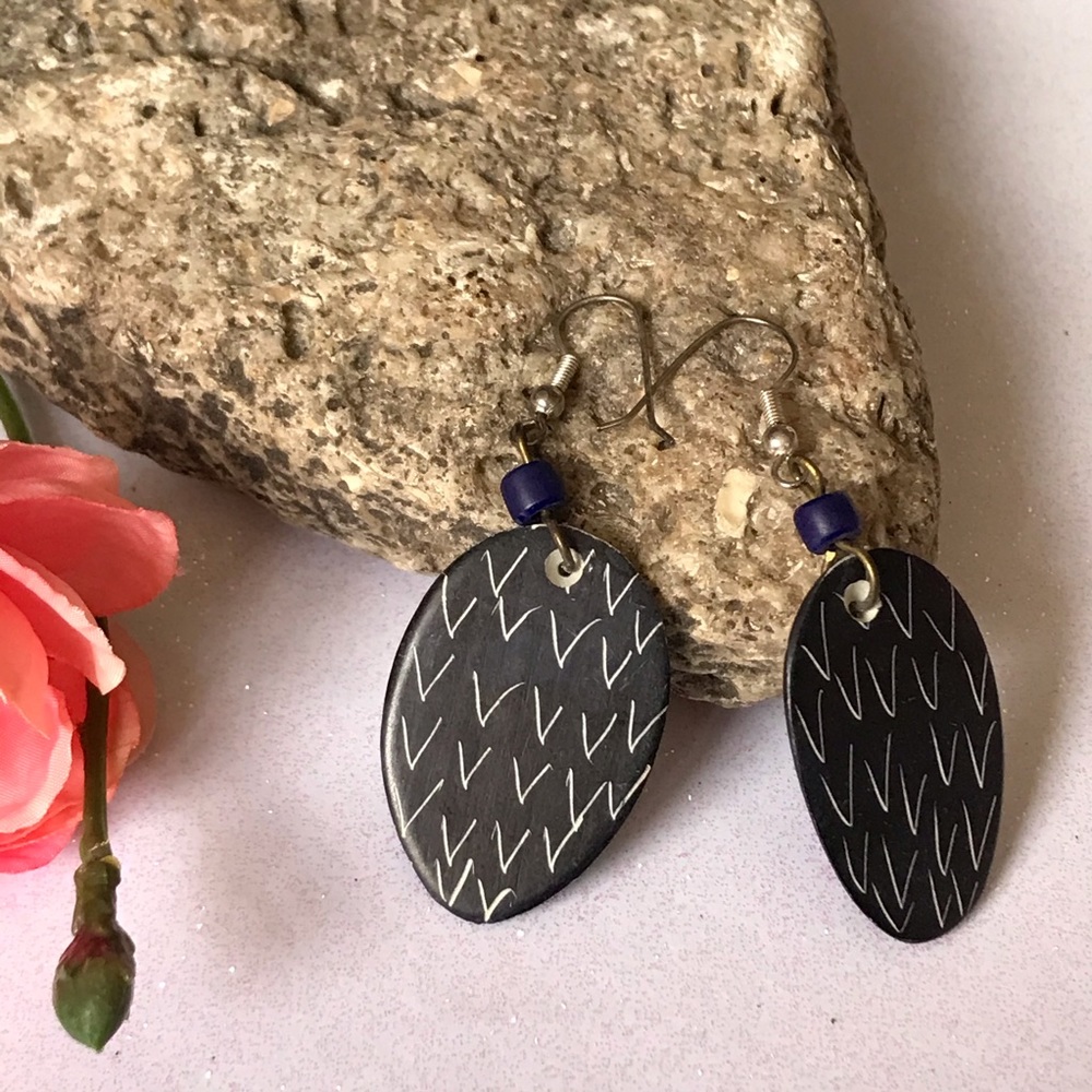 Hand-curved mask face soap stone dangling earrings - Picture 5 of 5